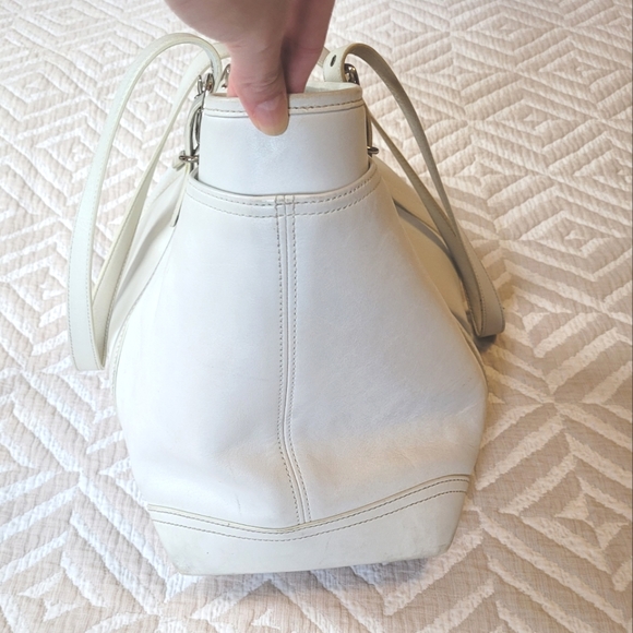 Coach zip top handbag with diaper pad in white leather - Picture 8 of 16